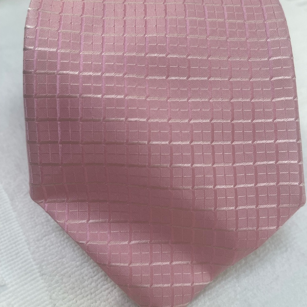Men's Light Pink Grid Tie - Sleek Formal Accessory